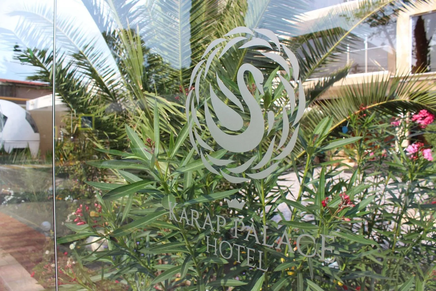Оснащение из стекла отеля «Karap Palace Hotel»